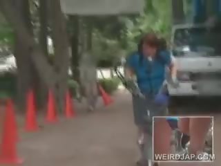 魅力的 ティーン アジアの 女の子 ライディング bikes 入手する プッシー すべて ぬれた