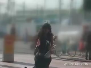 Maravilloso japonesa chica masturba con consolador en su bike