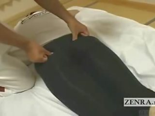 Sous-titré japonais volley-ball joueur a derrière massage