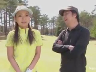 วัยรุ่น golfer ได้รับ เธอ สีชมพู โขลก บน the สีเขียว!