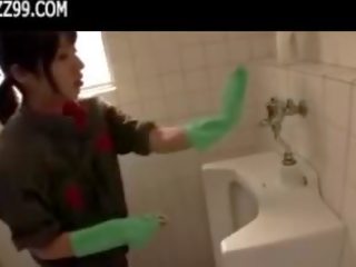 Mosaik: sedusive pembersih memberikan pecandu mengisap penis di lavatory 01