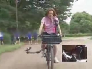 Japonesa senhora masturbava enquanto a montar um specially modified sexo filme bike!