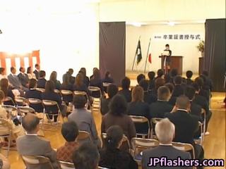 Japonesa miúda durante graduation
